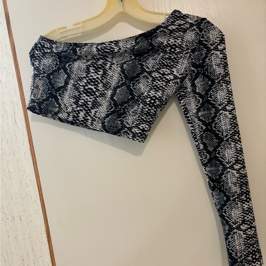Shein Black And White Snake Print Crop Top
